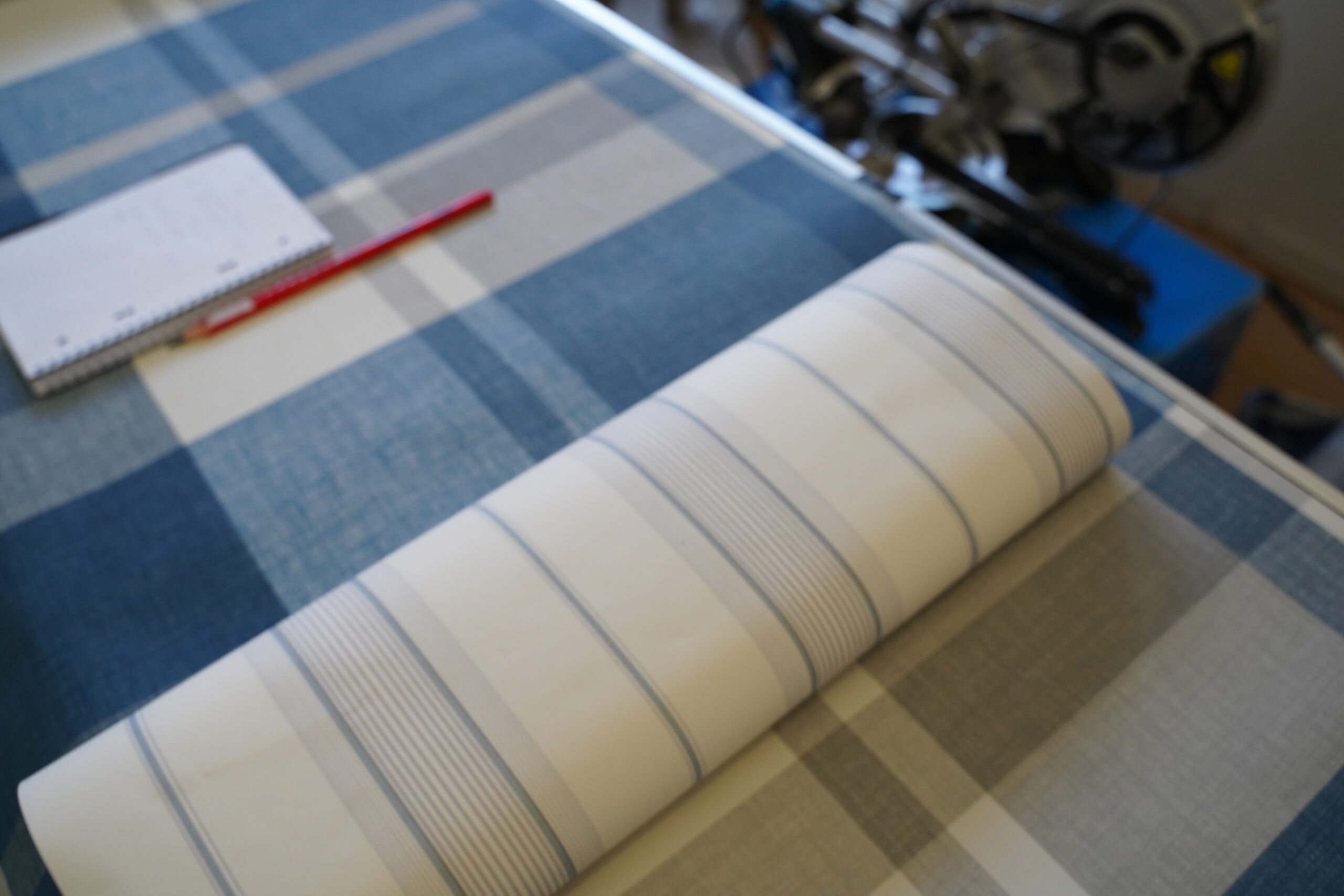 Przygotowanie tapet do montażu na stole roboczym - profesjonalny montaż tapet Gdynia